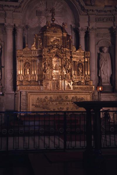 Intérieur : maître-autel en bois sculpté et doré