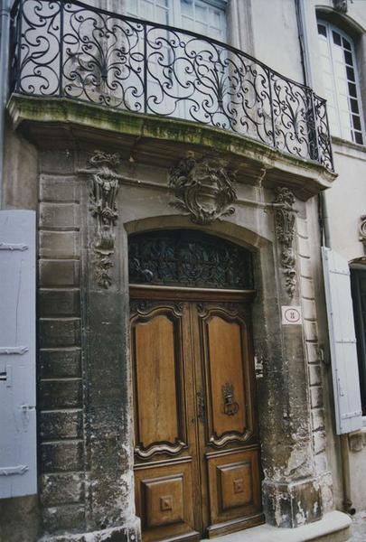 vue générale du porche d'accès sur rue