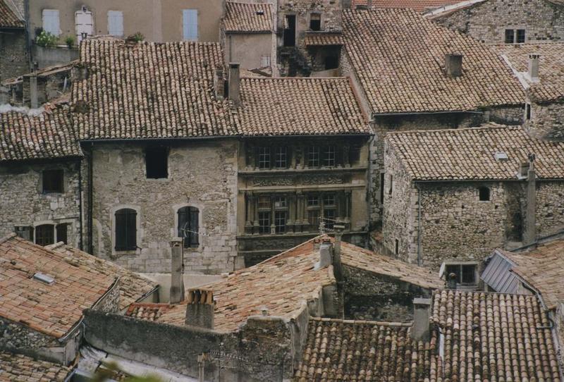 vue générale de la maison dans son environnement