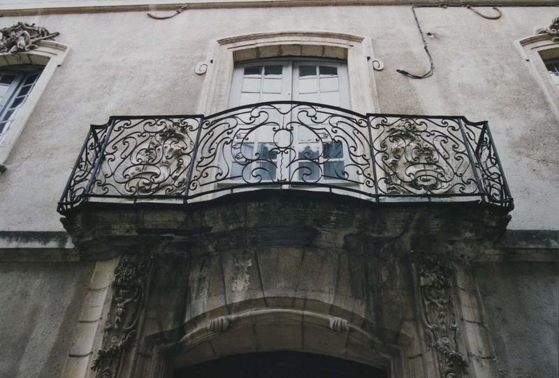 façade sur rue, détail du balcon