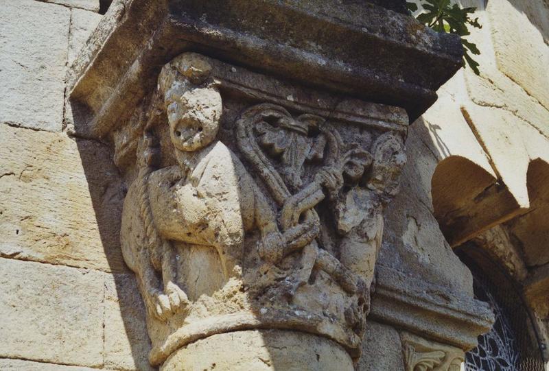 porche occidental, détail d'un chapiteau sculpté