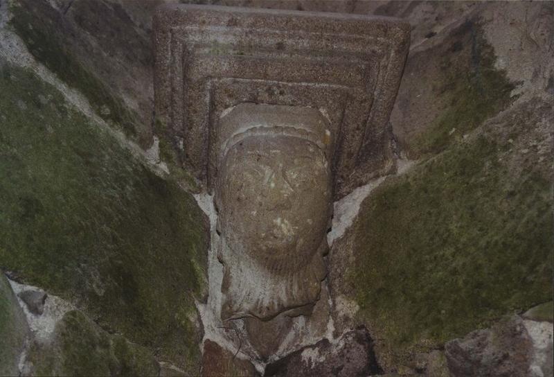 salle capitulaire, détail d'une console sculptée