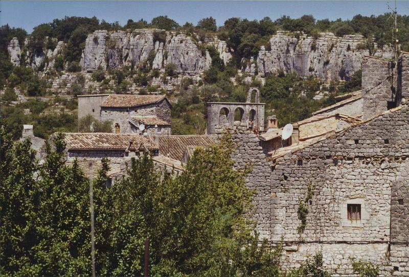 vue générale du clocher au-dessus des toitures du village