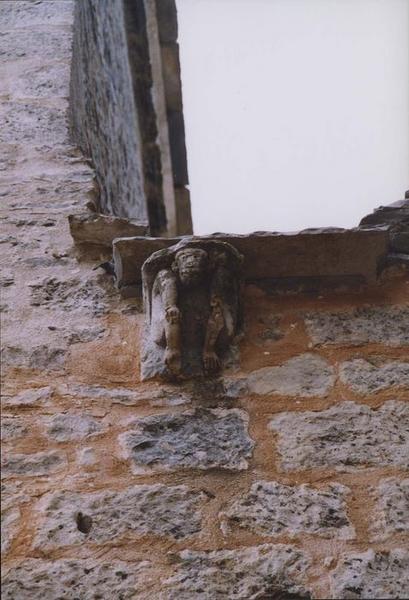 corbeau sculpté situé sur la façade sud de l'église : singe (?)