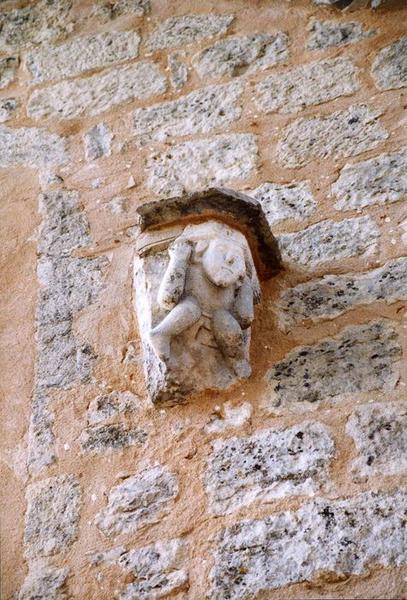 corbeau sculpté situé sur la façade sud de l'église : homme