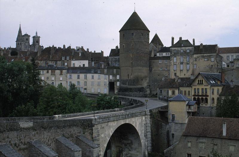 Vue générale de la ville, le pont au premier plan, le château et l'ensemble ouest de l'église