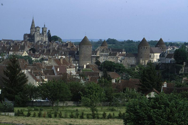 Vue générale de la ville, le château et l'ensemble ouest de l'église