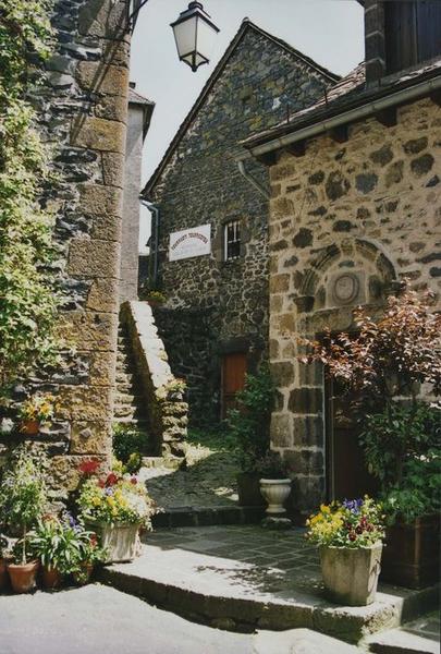 vue partielle de la porte d'entrée du rez-de-chaussée