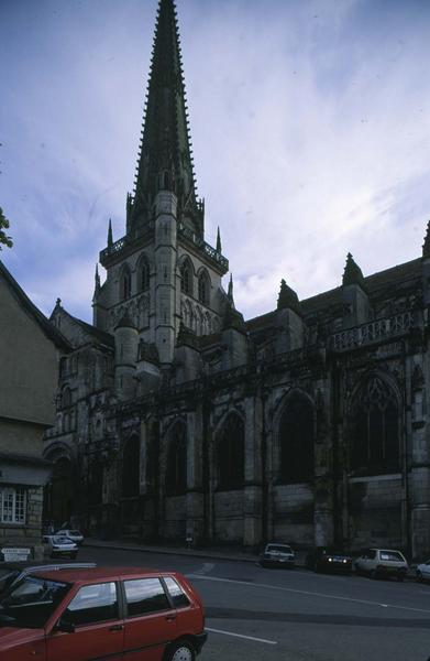 Façade nord et clocher sur une place