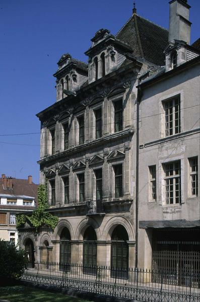 Façade sur rue vue en perspective