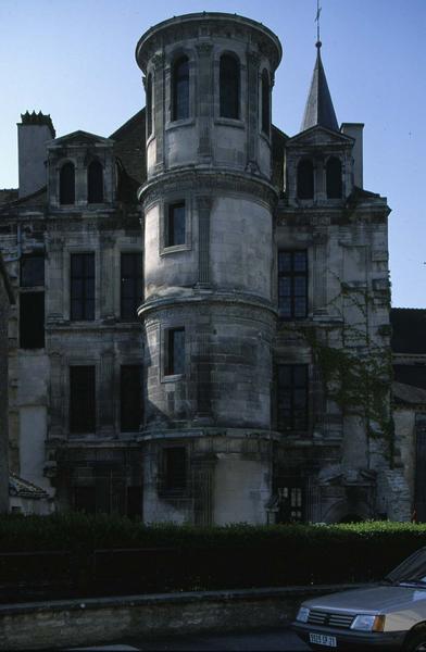 Tourelle d'escalier sur cour