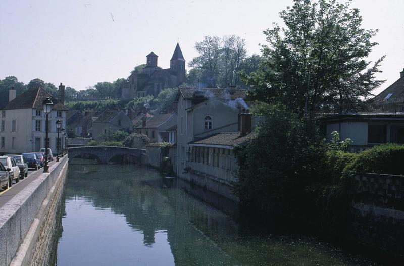 Vue générale de la ville, la Seine au premier plan, ensemble nord-ouest de l'église