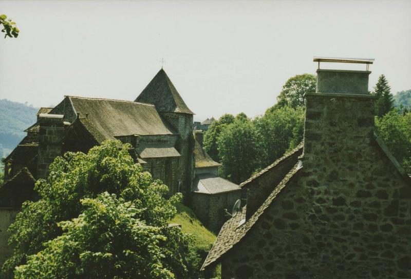 vue générale de l'église dans son environnement