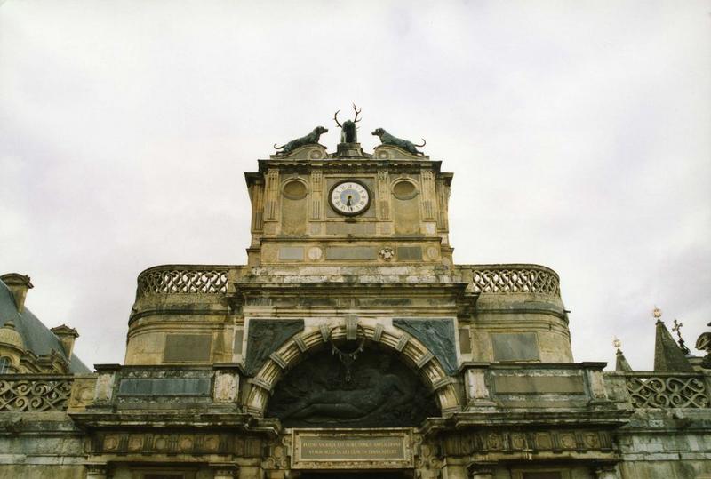 portail monumental, façade sud, vue partielle