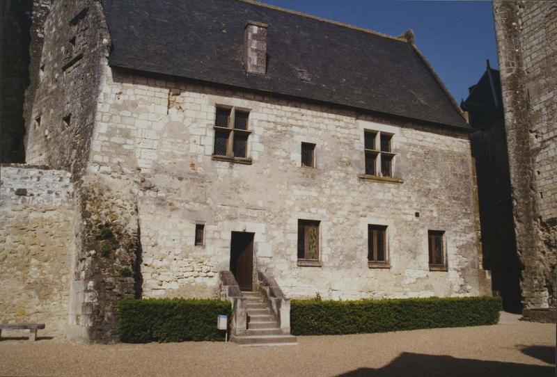 façade sud de l'habitation incluse dans le périmètre du donjon, vue générale