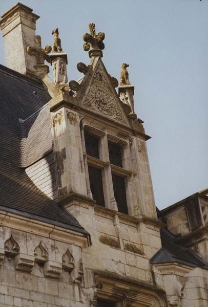 ancien palais royal, façade est, détail d'une lucarne