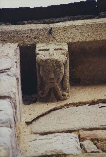 façade sud, détail d'un corbeau de pierre sculpté