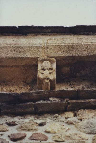 façade sud, détail d'un corbeau de pierre sculpté