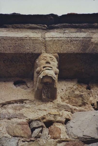 façade sud, détail d'un corbeau de pierre sculpté