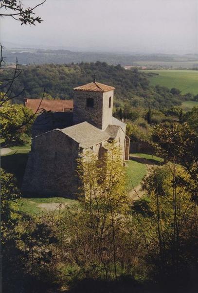 vue générale de l'église dans son environnement