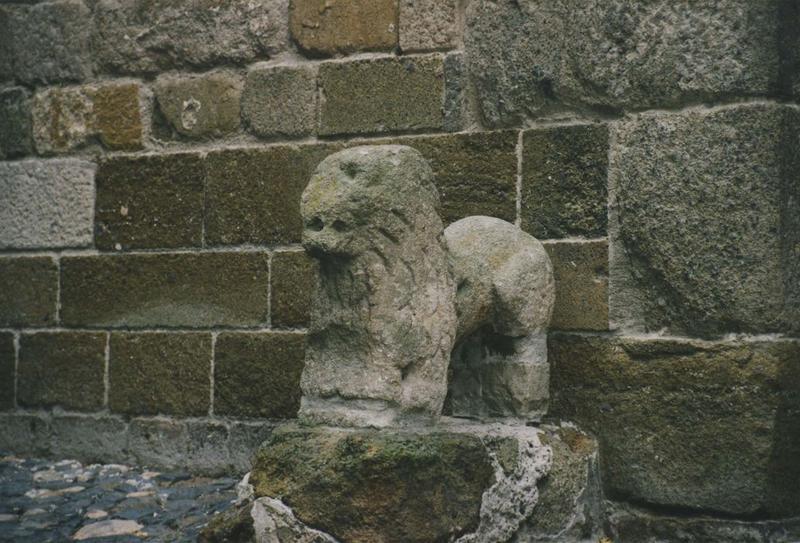 détail d'un des deux lions encadrant la porte d'accès