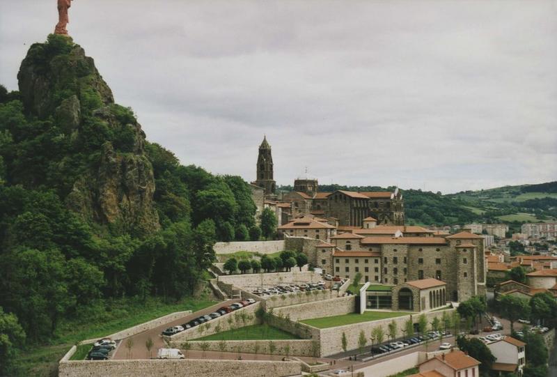 vue générale de l'ensemble cathédrale dans son environnement