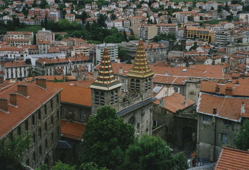 vue générale de l'église dans son environnement