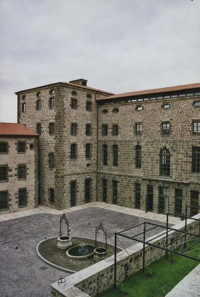 façades sud et est de la cour, vue partielle