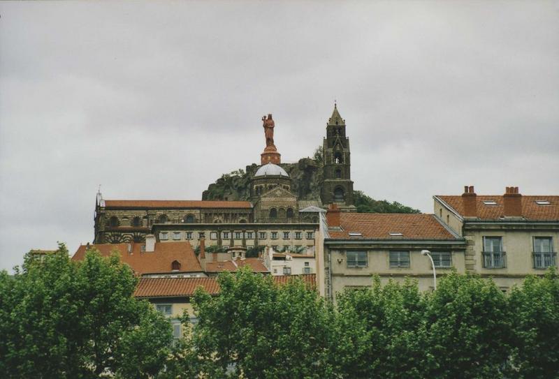 vue générale de la statue dans son environnement