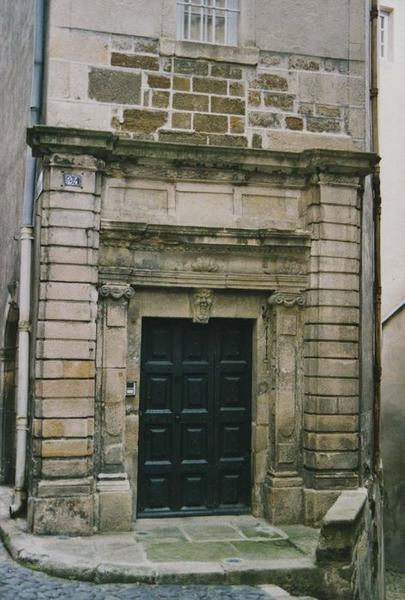 vue générale de la porte d'accès sur rue