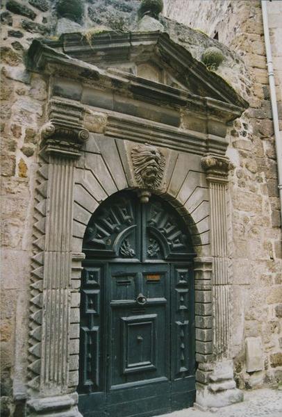 vue générale de la porte d'accès sur rue