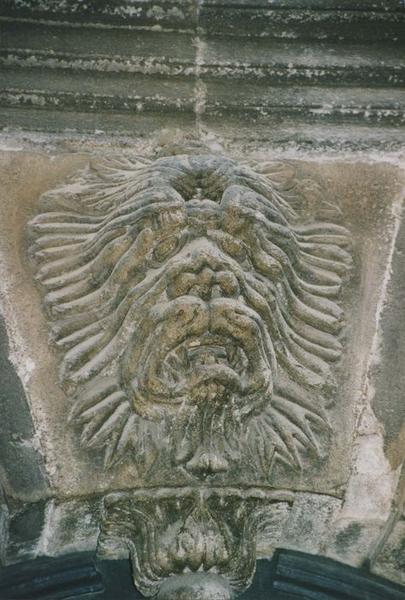 détail de la clé d'arc de la porte d'accès sur rue