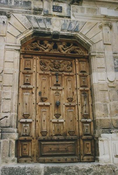 vue générale de la porte d'accès sur rue