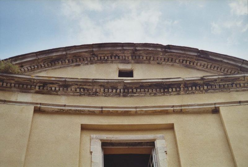 bâtiments conventuels, façade ouest, détail du fronton