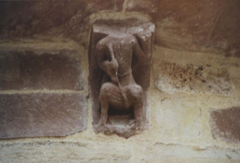 chevet, détail d'un corbeau de pierre sculpté