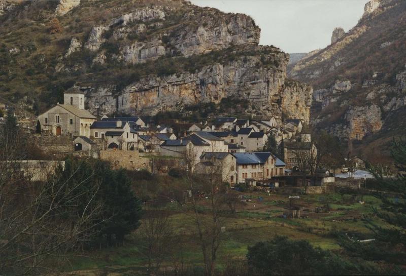 vue générale de l'église dans son environnement