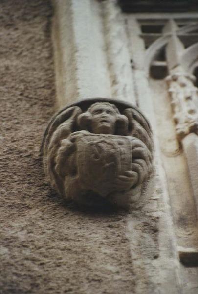 détail d'une console sculpté de la façade