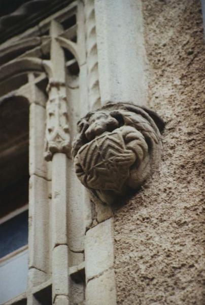 détail d'une console sculpté de la façade