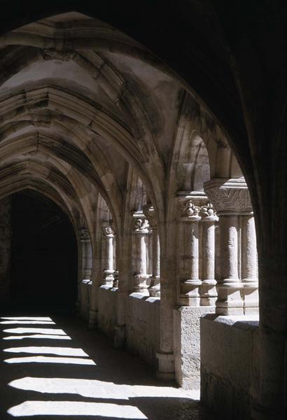 Intérieur d'une galerie du cloître