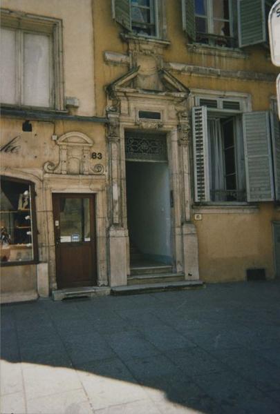 détail des portes d'accès sur rue