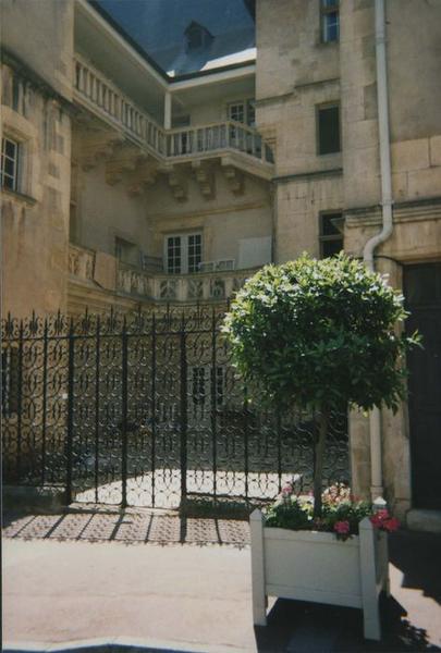 vue partielle de la cour intérieure