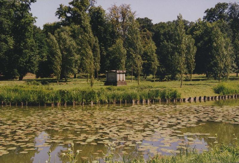 l'île aux peupliers avec le tombeau de Jean-Jacques Rousseau, vue générale