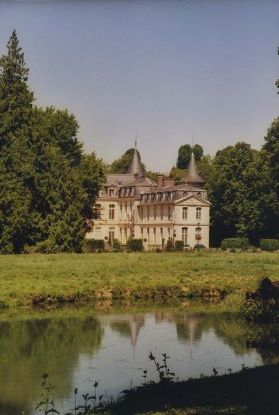 vue partielle du château dans son environnement