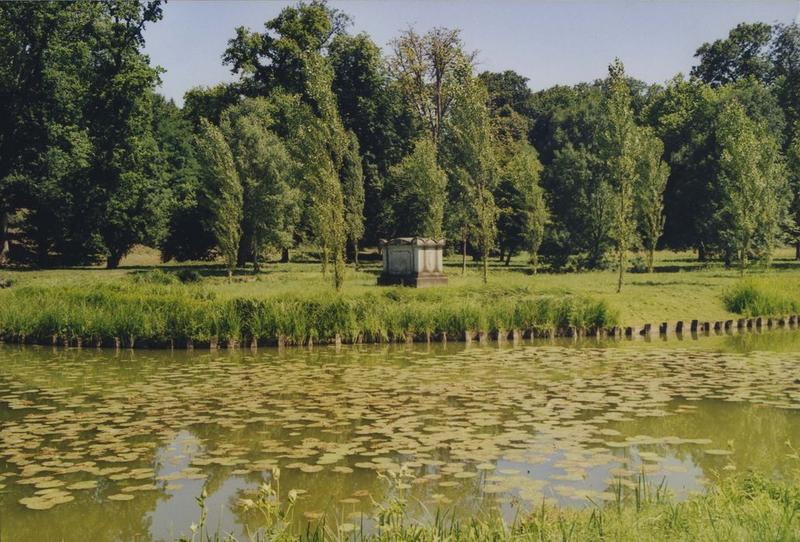 l'île aux peupliers avec le tombeau de Jean-Jacques Rousseau, vue générale