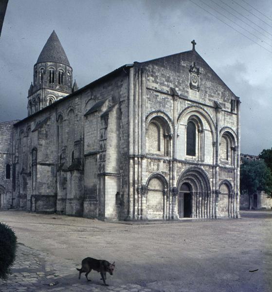 Ensemble nord-ouest et clocher de l'église abbatiale