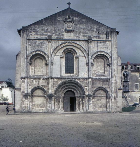 Façade ouest de l'église abbatiale