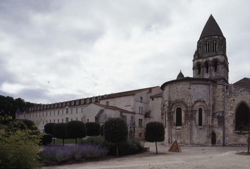 Bâtiment conventuel, abside et clocher de l'église abbatiale