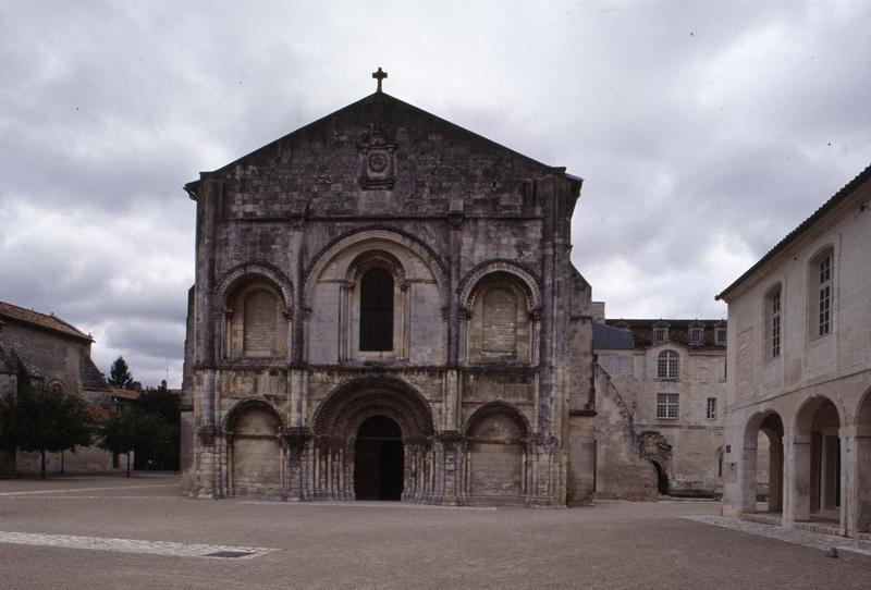 Façade ouest de l'église abbatiale, partie d'un bâtiment conventuel