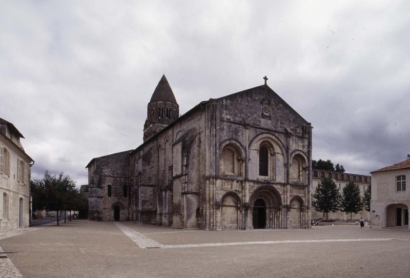 Ensemble nord-ouest et clocher de l'église abbatiale, partie de bâtiments conventuels