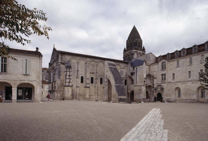 Bâtiment conventuel sur cour, clocher de l'église abbatiale